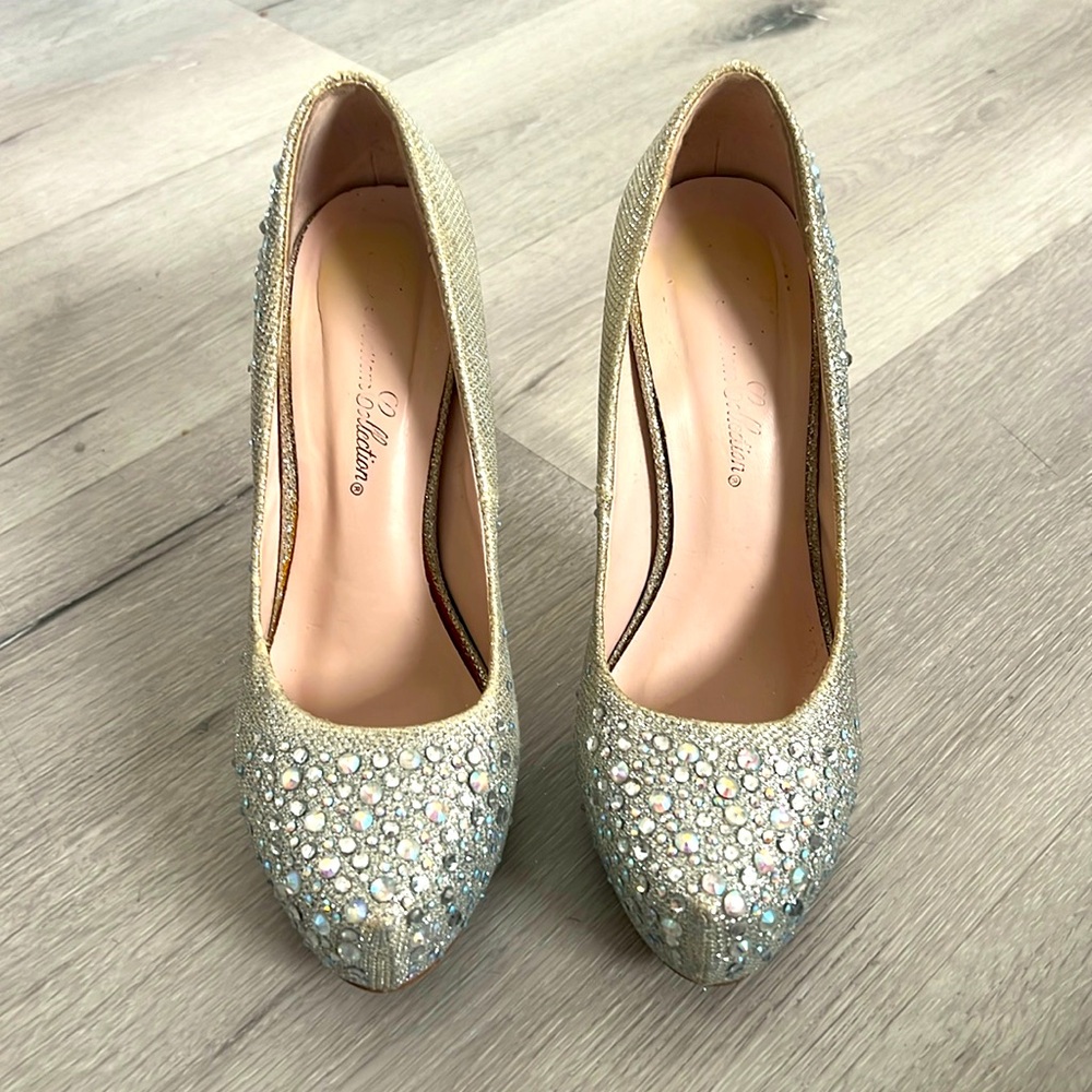 De Blossom Collection Cyber Monday Silver w/ tan Bedazzled heels silver glitter